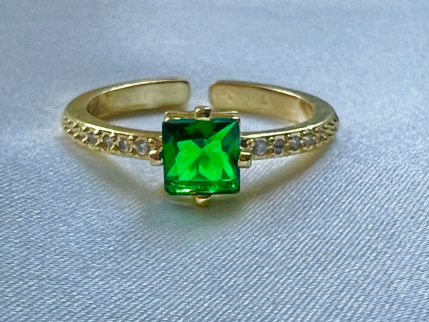 Sparkling Green Ring